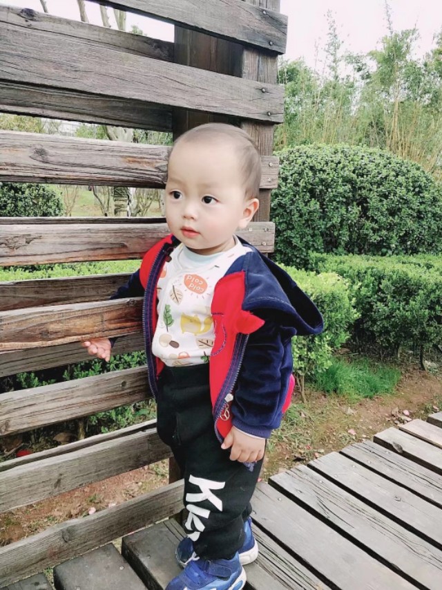 两岁孩子看手机导致眼睛斜视,两岁小孩看电视眼睛近视怎么办