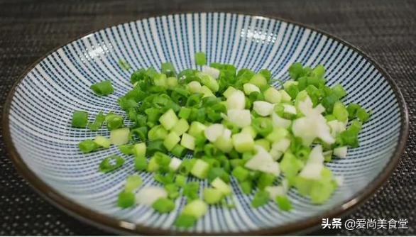 西红柿炒鸡蛋加上它味道更好吃,西红柿别再炒着吃了