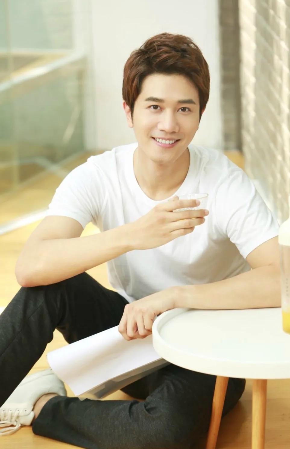 行走的荷尔蒙,这6位越老越有味,大胡茬克制又霸道,气质太绝了