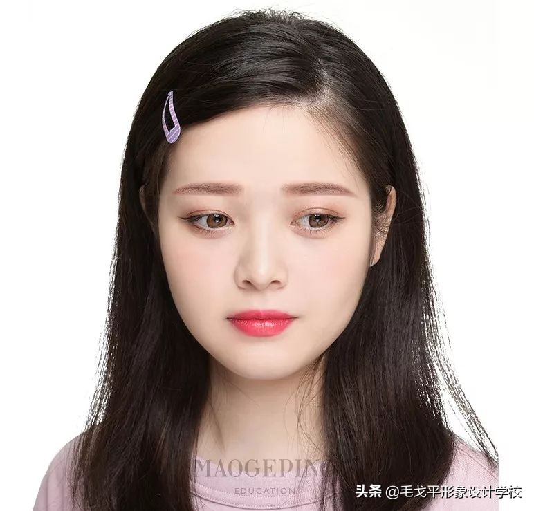 圆脸女生怎样化妆才能显得好看,圆脸怎么化妆显脸小淡妆