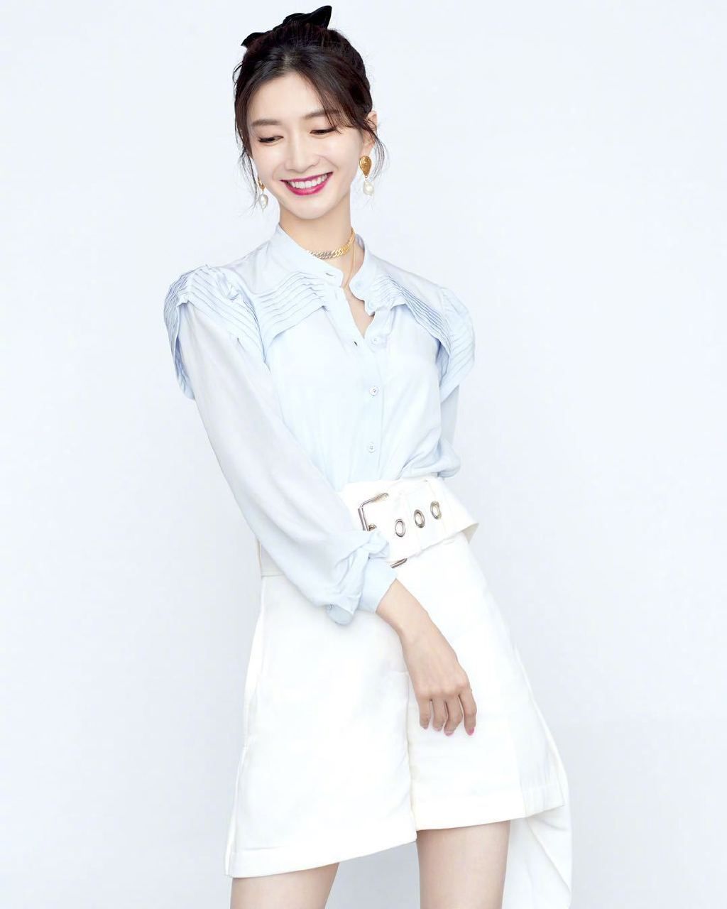 江疏影皮衣配衬衫耍酷,女士的法则江疏影绿衬衫