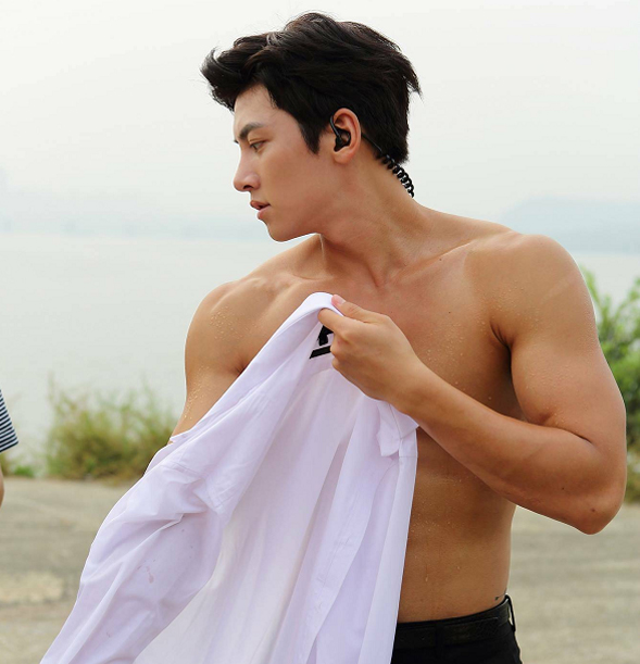 池昌旭代言CK穿凉拖出镜!这位哥真的有三十多岁?怕是冻龄了吧