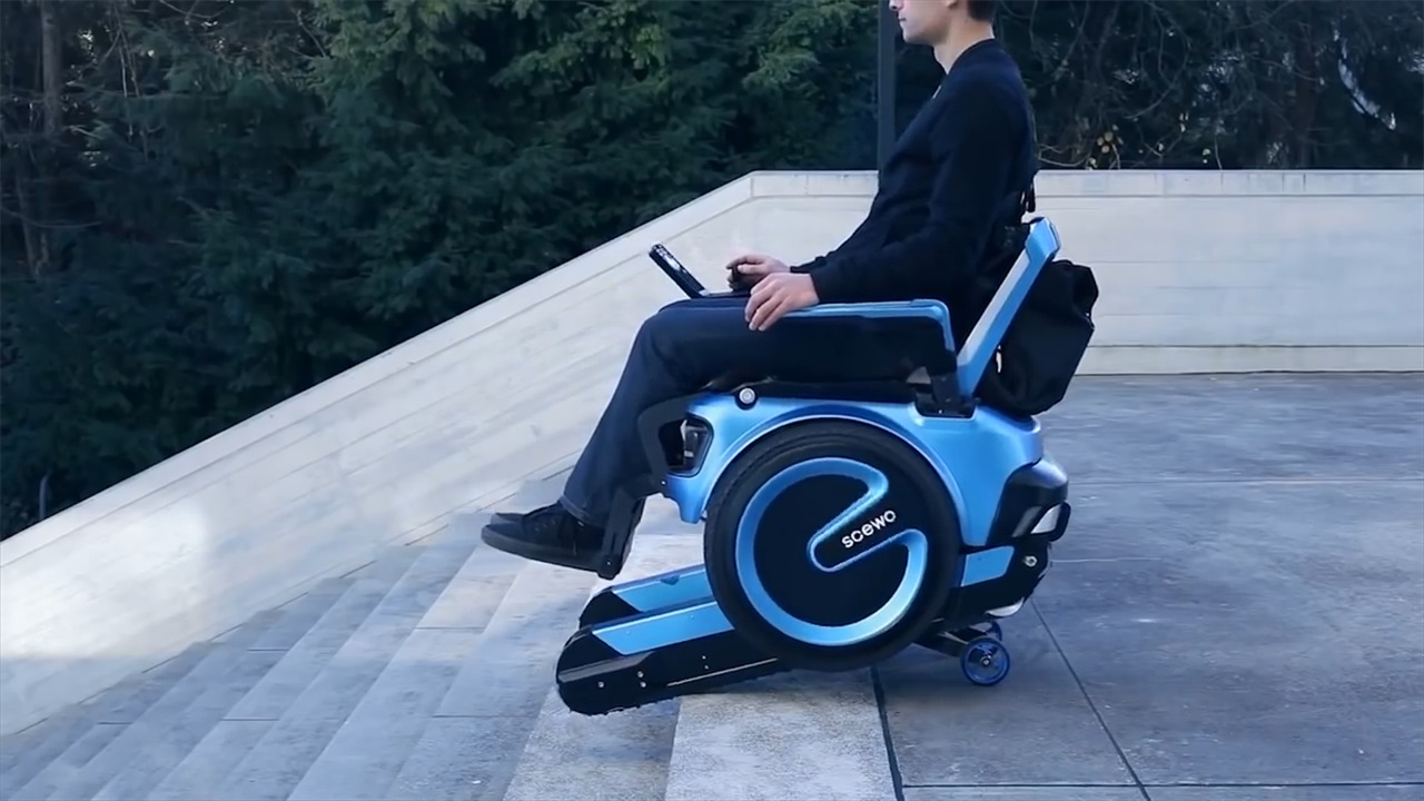 瑞士22岁大学生，发明“自动爬楼梯”轮椅，像坦克的履带？