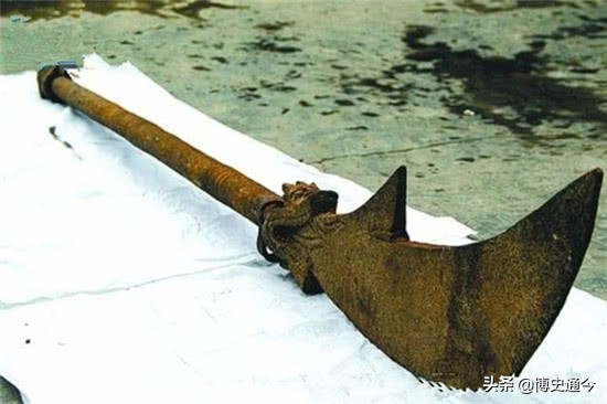 贵州古墓出土偃月刀,重量十分诡异,学者:影响了关羽的形象