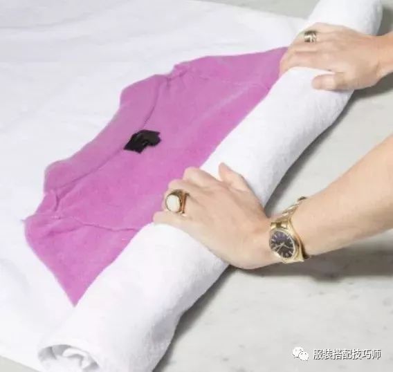 高领毛衣领口松垮怎么翻领好看,针织衣领松垮怎么缩小领口