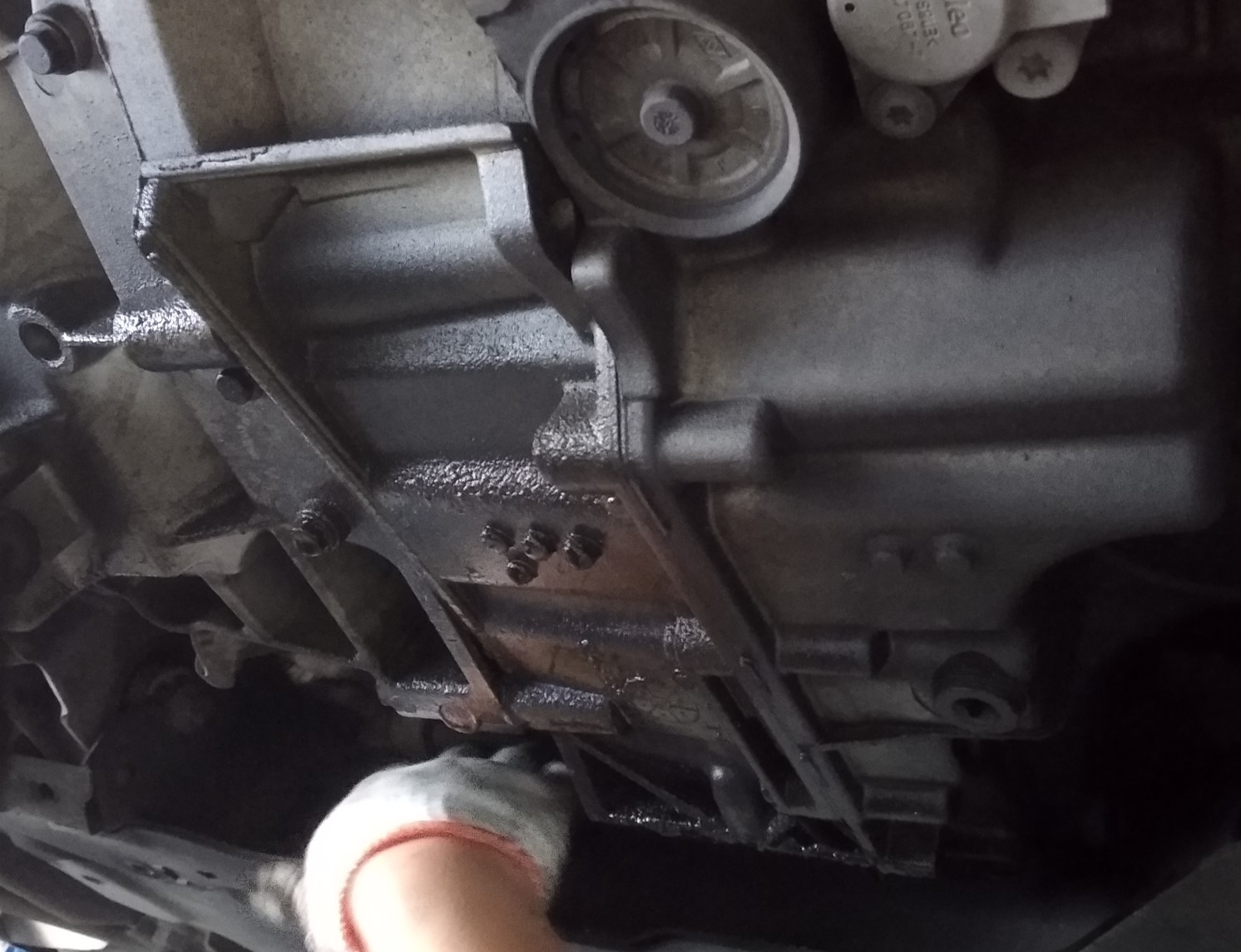 标致变速箱漏油解决方法,标致3008变速箱接合处漏油