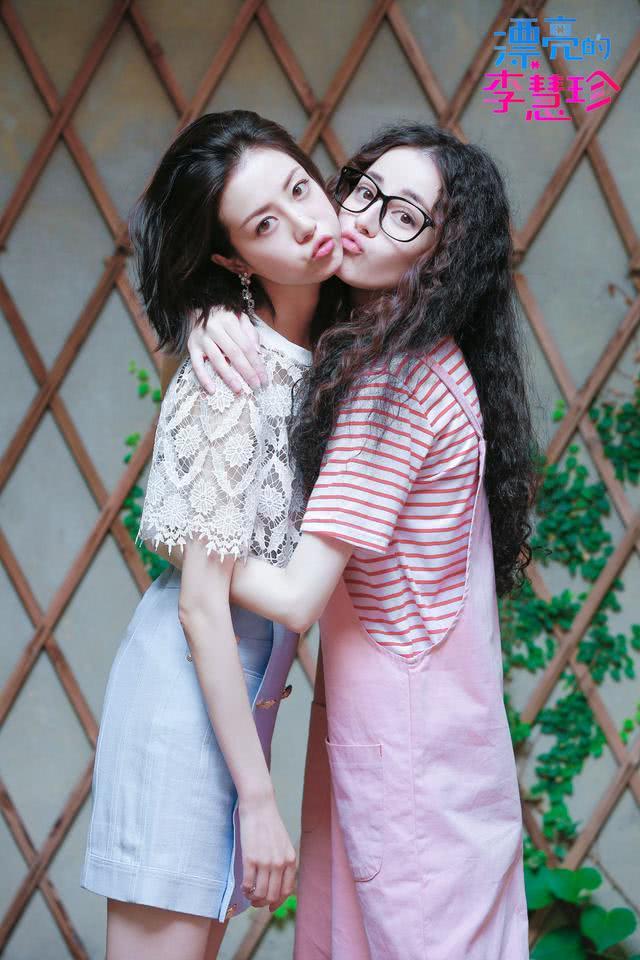 李溪芮在球场,李溪芮的腿用尺子量