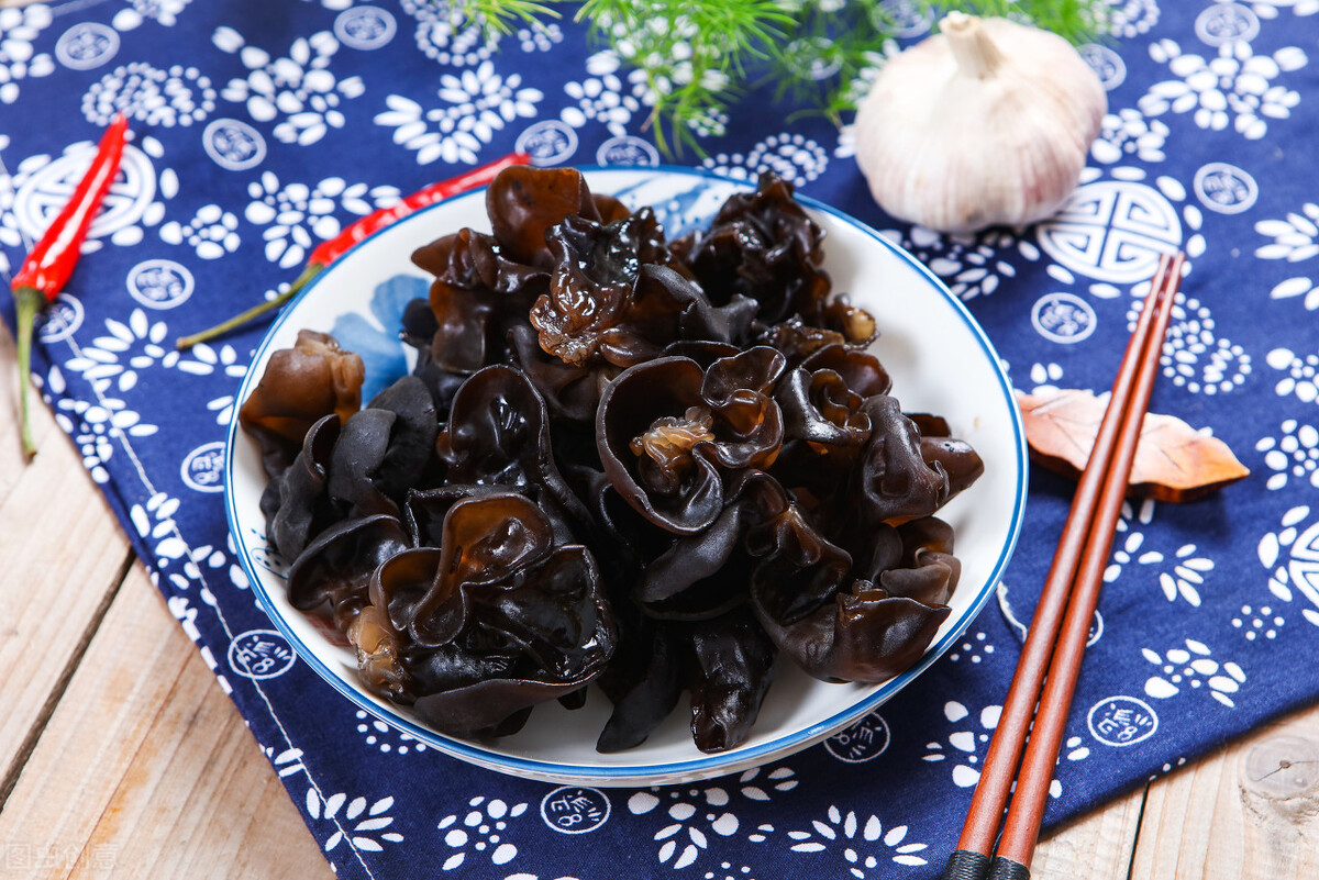 泰迪狗狗尿里有血块是怎么回事,泰迪突然尿多是什么原因