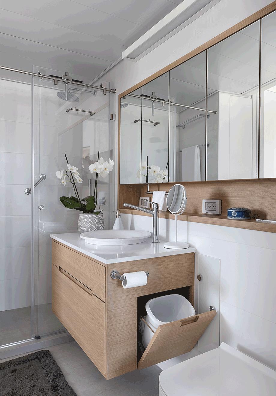 浴室柜侧面开个小口，脏衣篮藏里面正好，省地操作，邻居都夸绝了