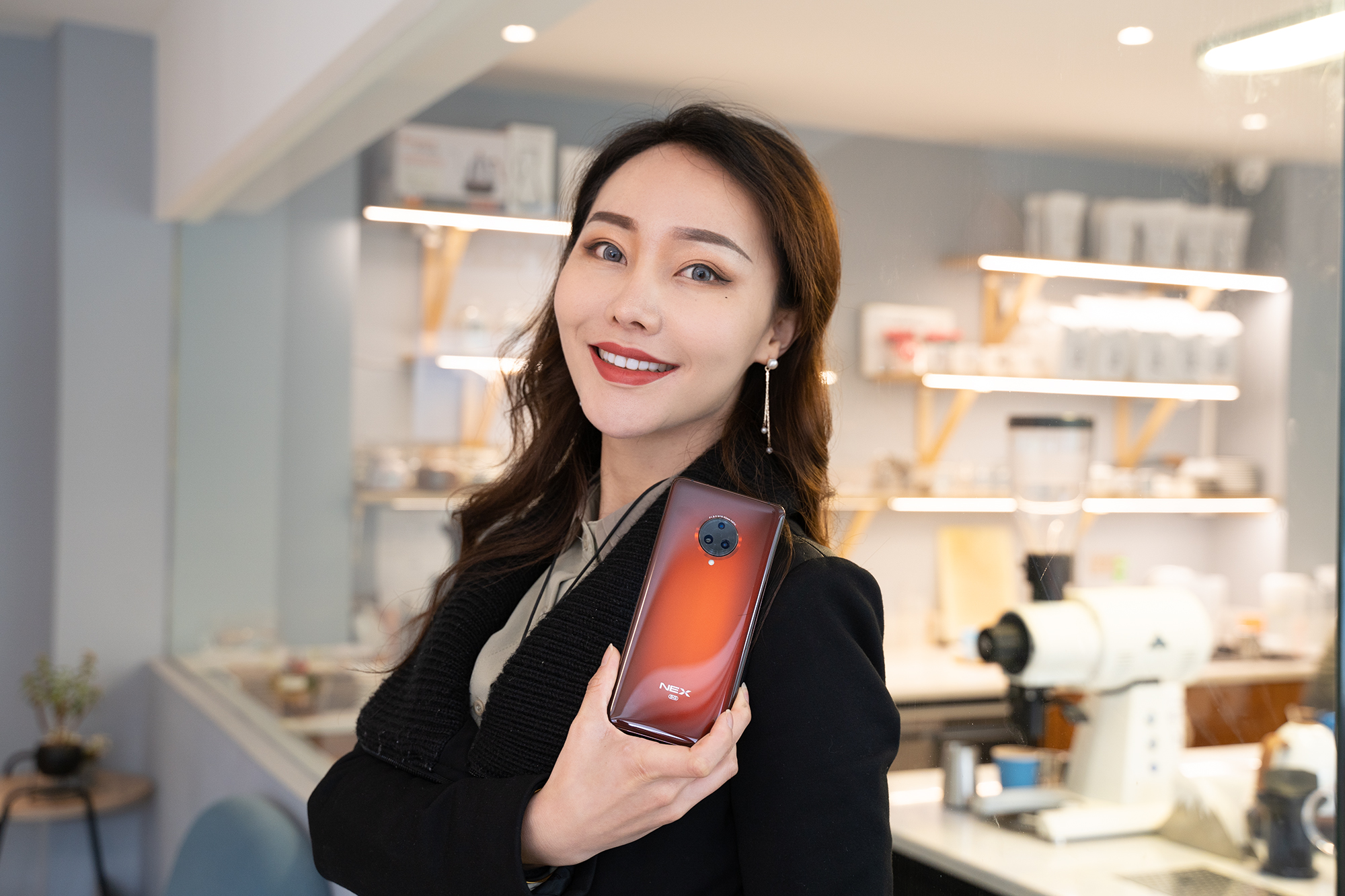 vivonex3搭载骁龙865,vivonex3s瀑布屏观感对比