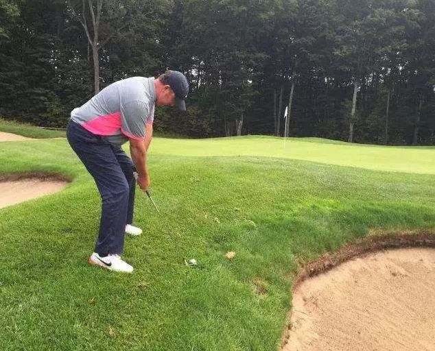 高尔夫球最佳球位,高尔夫球高脚低球位打法