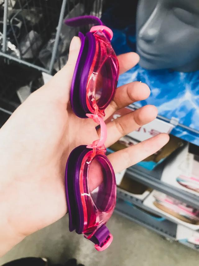 带娃游泳必须戴泳镜吗,儿童学游泳适合戴大框泳镜吗