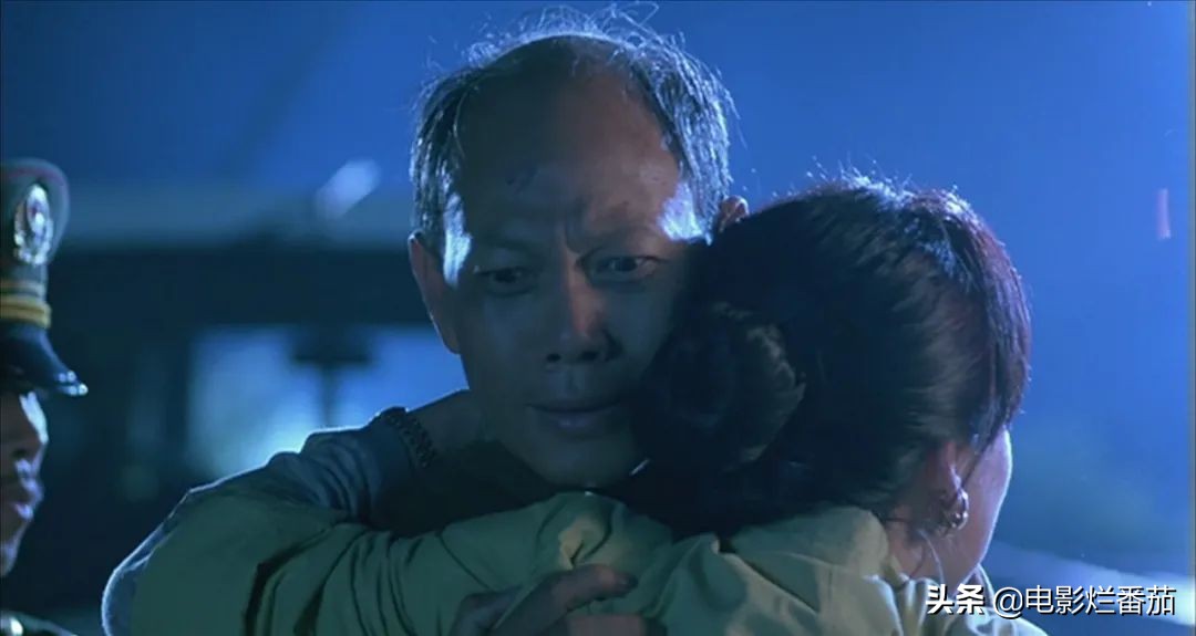 一急之下炒掉导演自己来，成龙在放火烧掉整条街后，电影终于大卖