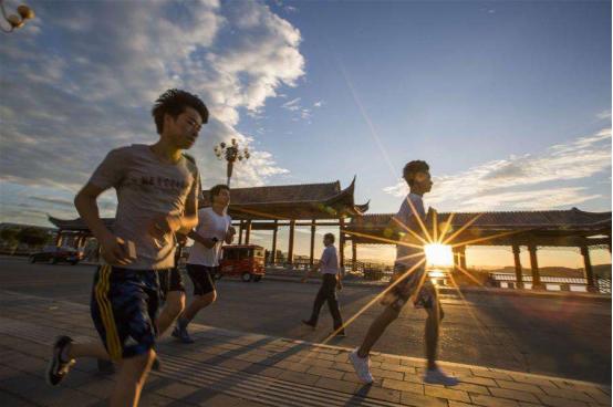 夏天跑步如何防中暑,夏天跑步如何避免湿气加重