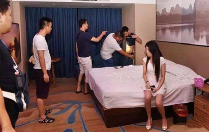 重庆宾馆门缝塞的小卡片真的假的,住酒店门缝的小卡片骗人的吗