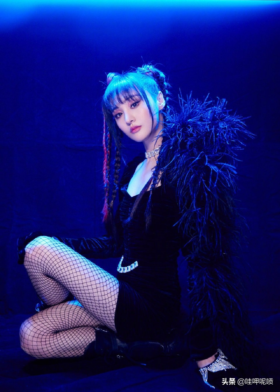 郑爽化身“暗黑萝莉”，黑色羽毛短裙配渔网袜，酷炫造型性感迷人