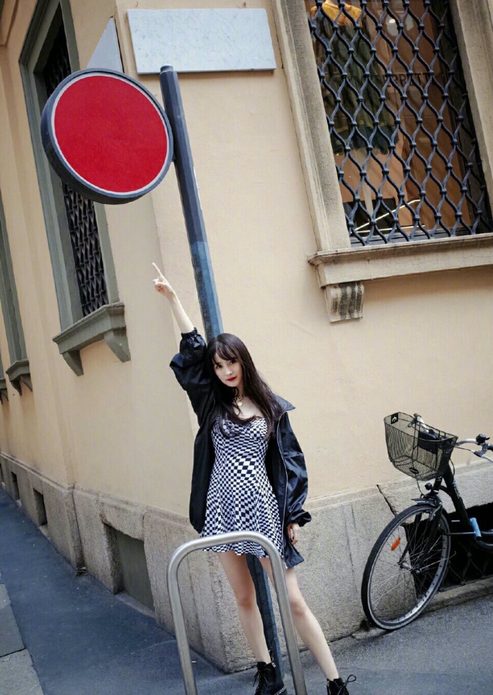 夏日吊带裙穿搭可爱,夏日必备吊带穿搭