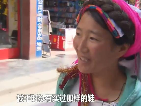 变形计富二代给爸爸买皮鞋,变形计穷富二代