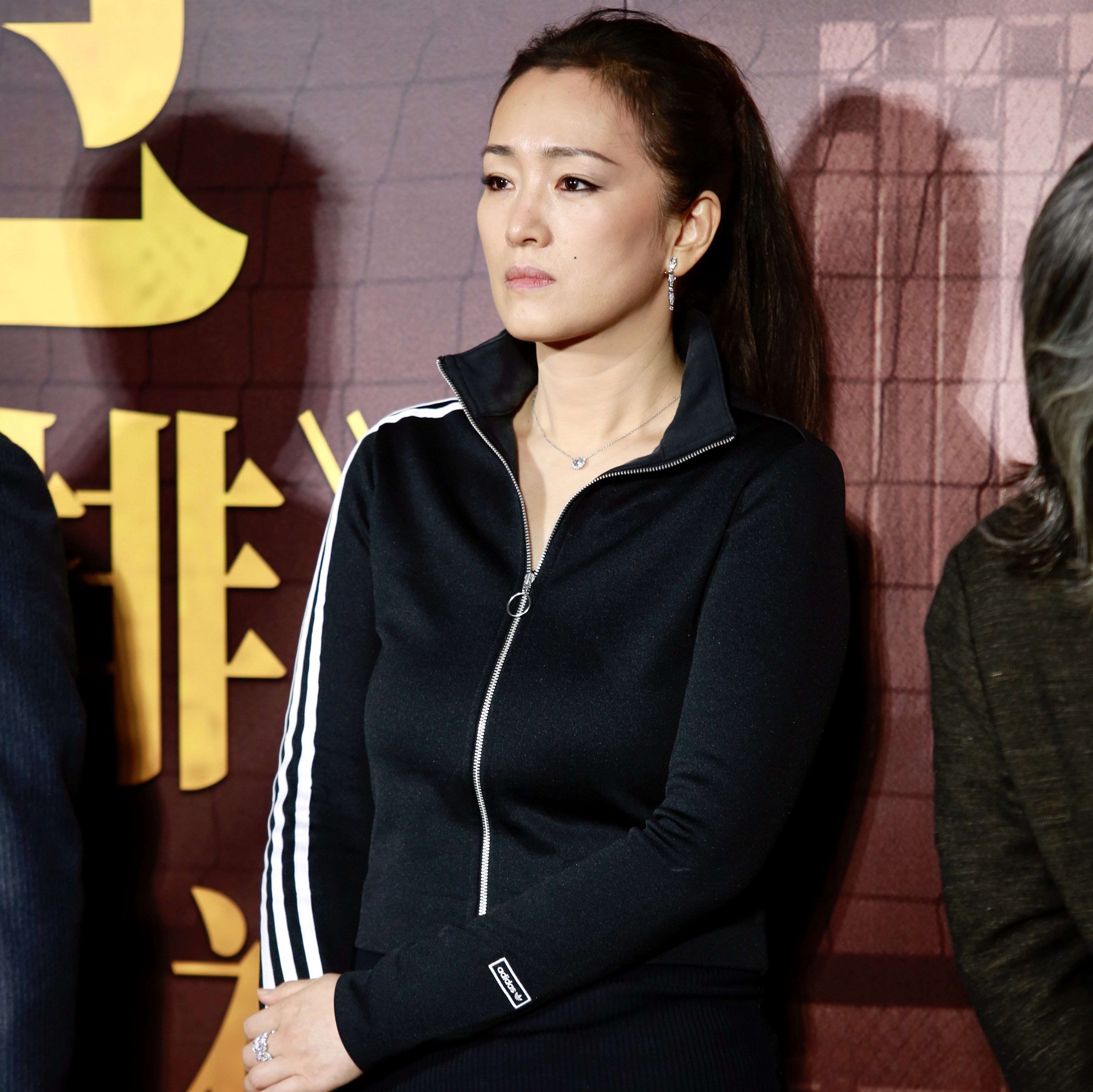 披头发怎么才能显脸小,短脸不适合披头发吗