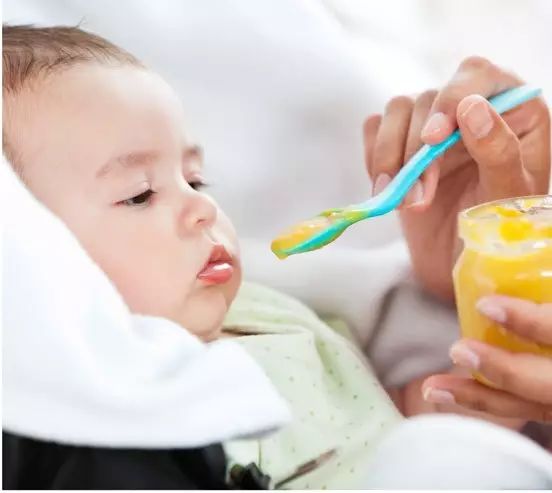 给宝宝吃大人油的后果,宝宝多大可以吃大人的饭