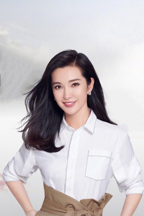 50岁女人发型别留老一套！试试这3款烫发，儿媳妇都夸年轻