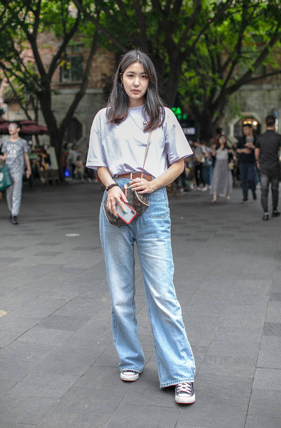 街拍夜晚潮人穿搭，时尚牛仔裤百搭不厌，黑色系搭配更具神秘优雅