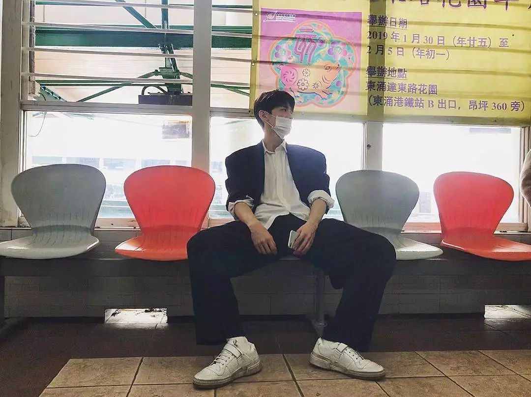 老了以后的白敬亭,白敬亭奶蓝小白鞋