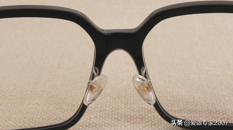 板材眼镜鼻托掉了怎么配,板材眼镜鼻托如何卸下来