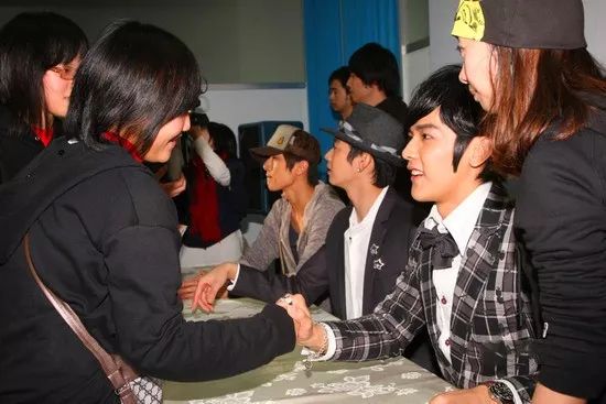 不能谈恋爱、被嘲没实力，“这偶像，我不当了”