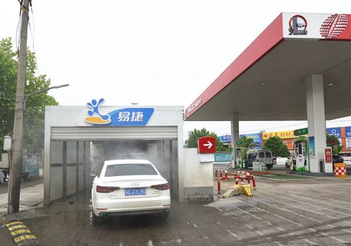 本想加个油,一不小心还蹭了个网红洗车