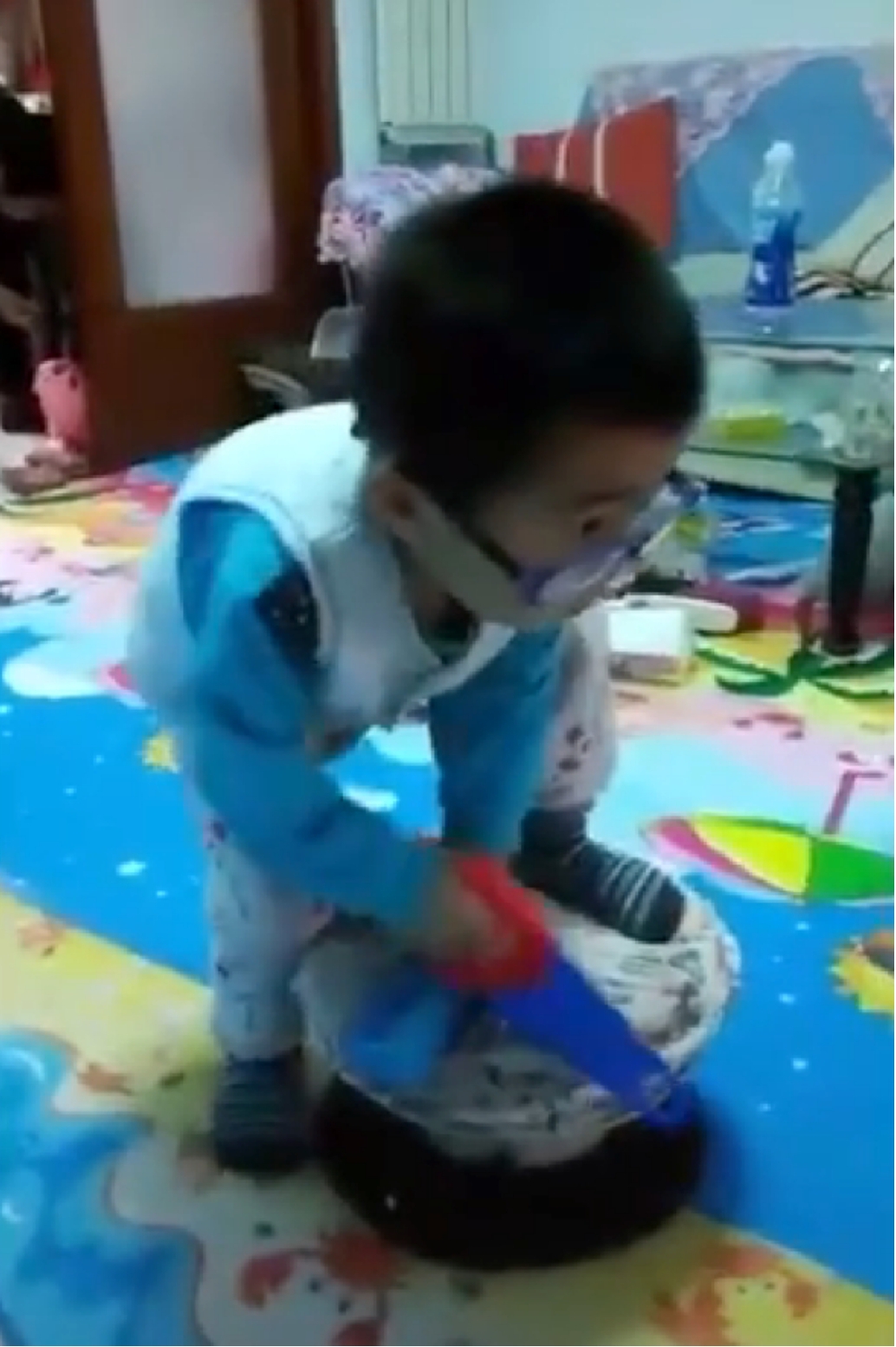 小孩模仿木工,3岁孙子模仿爷爷学得有模有样