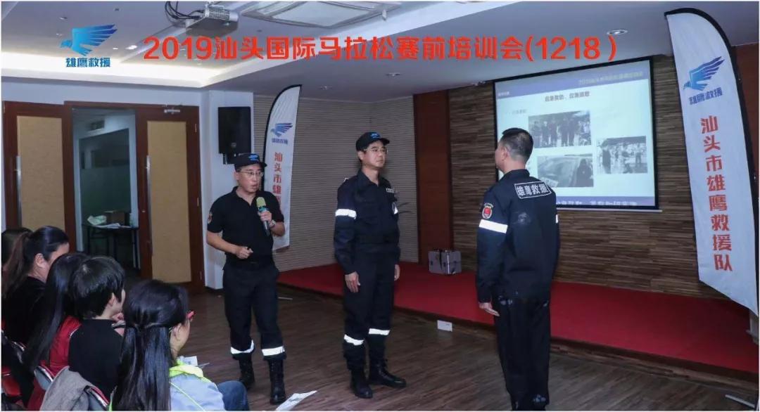 在街头当志愿者,凌晨四点出门当志愿者