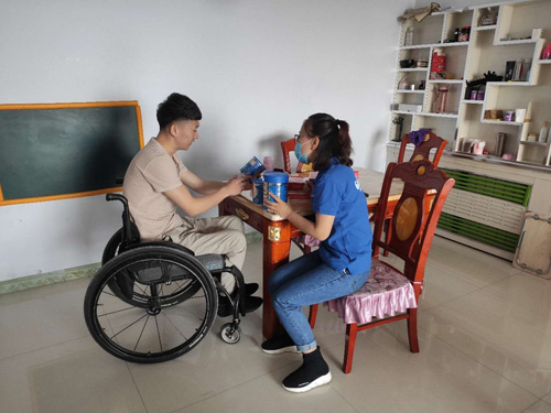 为爱加油！高培乳业携手合作伙伴给“励志小夫妻”送爱心奶粉