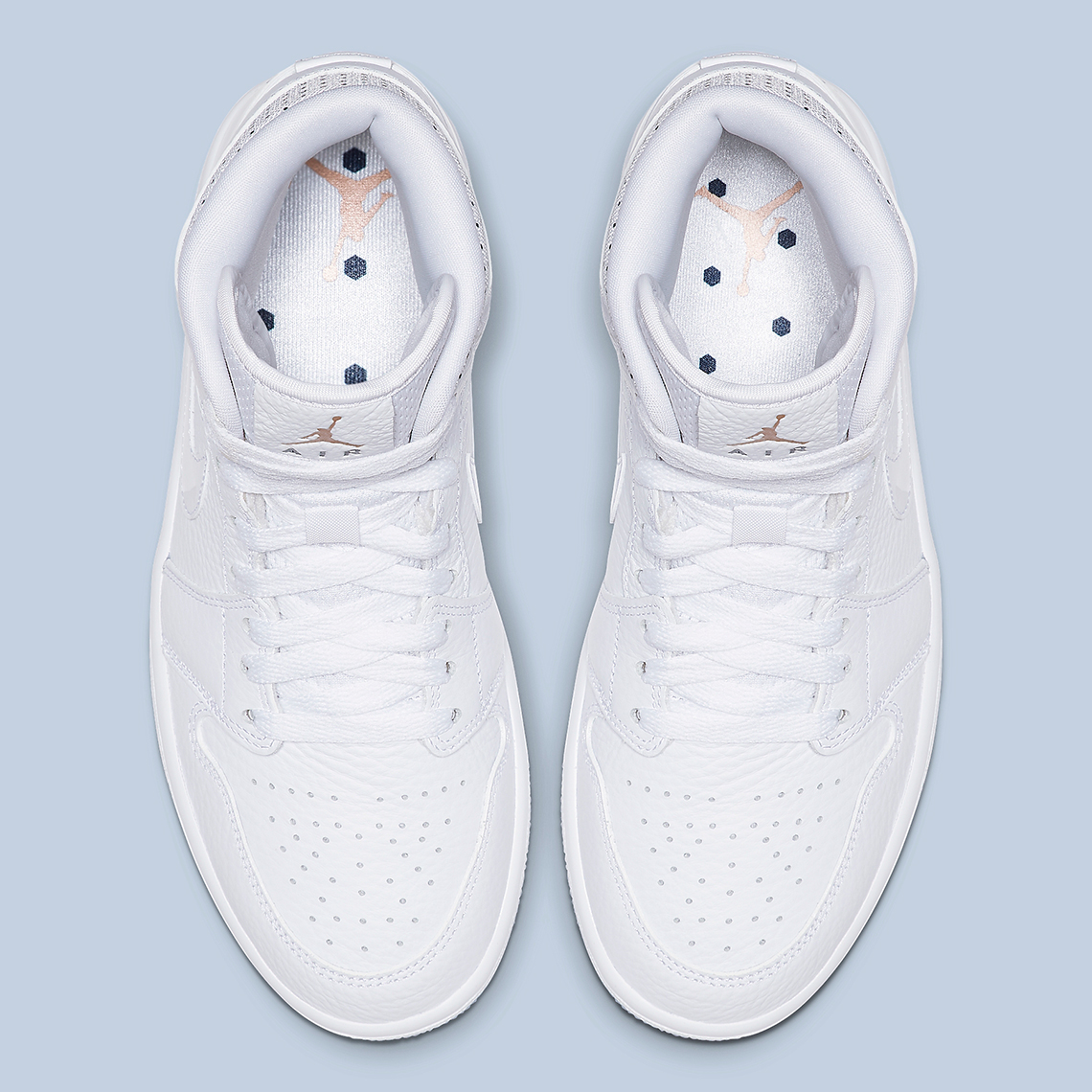 AJ1的新款口号“没有差异,只有团结”传递着团结的信息