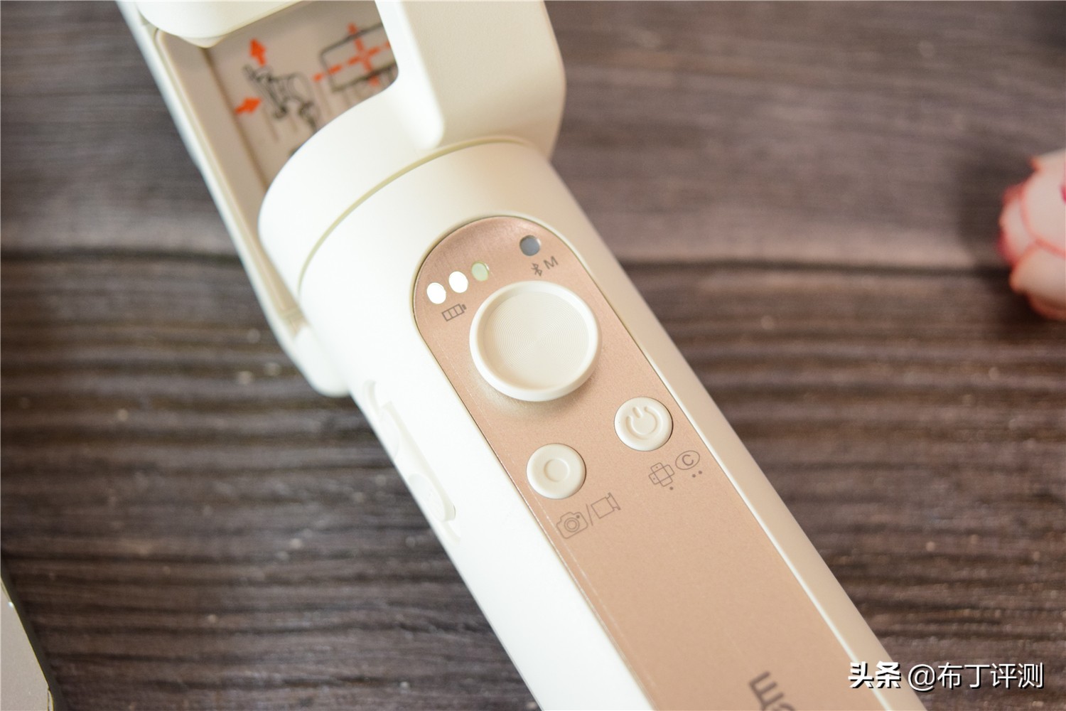 三轴防抖手机稳定器测评,浩瀚稳定器x和x2区别哪个很值得买