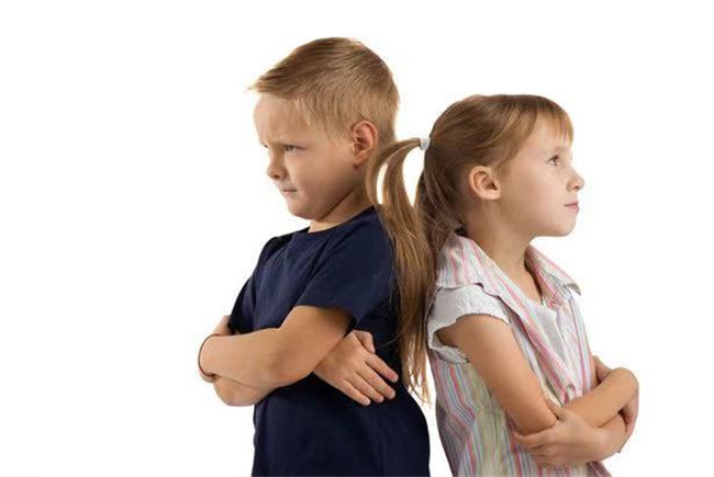 你的孩子在学校受了欺负怎么办,孩子在幼儿园受欺负了该怎么处理