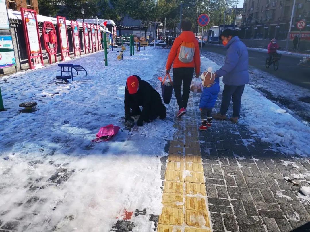 暖到心头一颤!今早通州街头,一位老人蹲地敲砸路面的结冰…