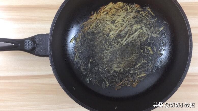 铁锅煮东西老是糊锅底,铁锅又粘锅了咋办