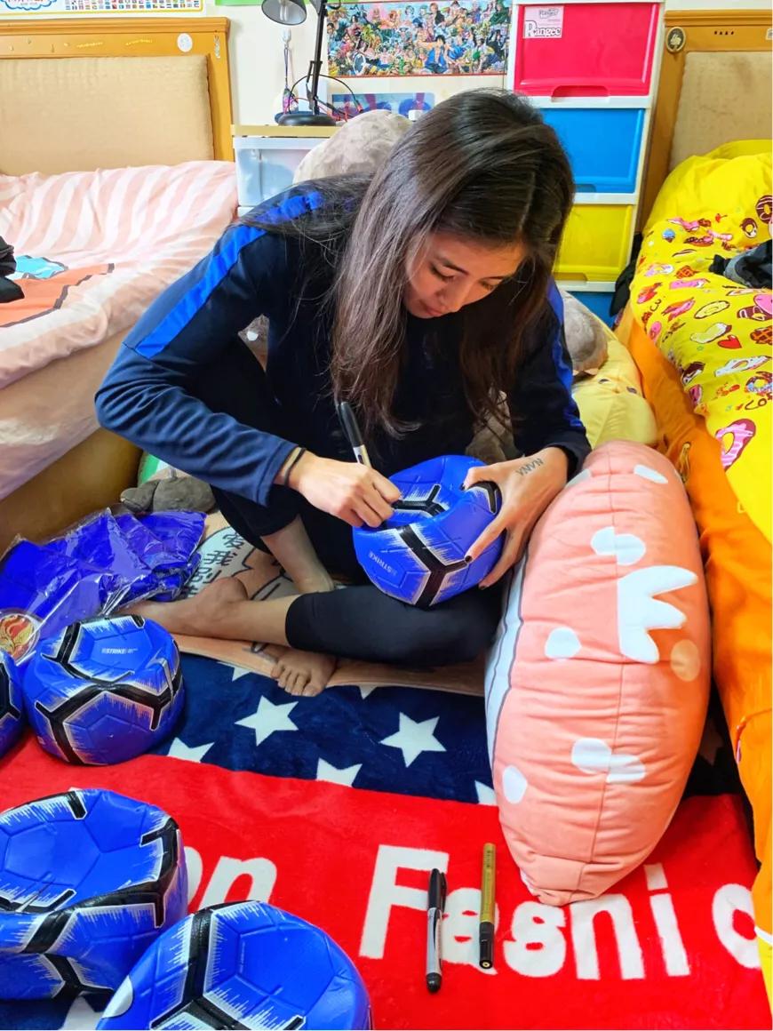 最美门将光脚坐地上，为球迷签名送礼物，卧室朴素，手上纹身亮眼