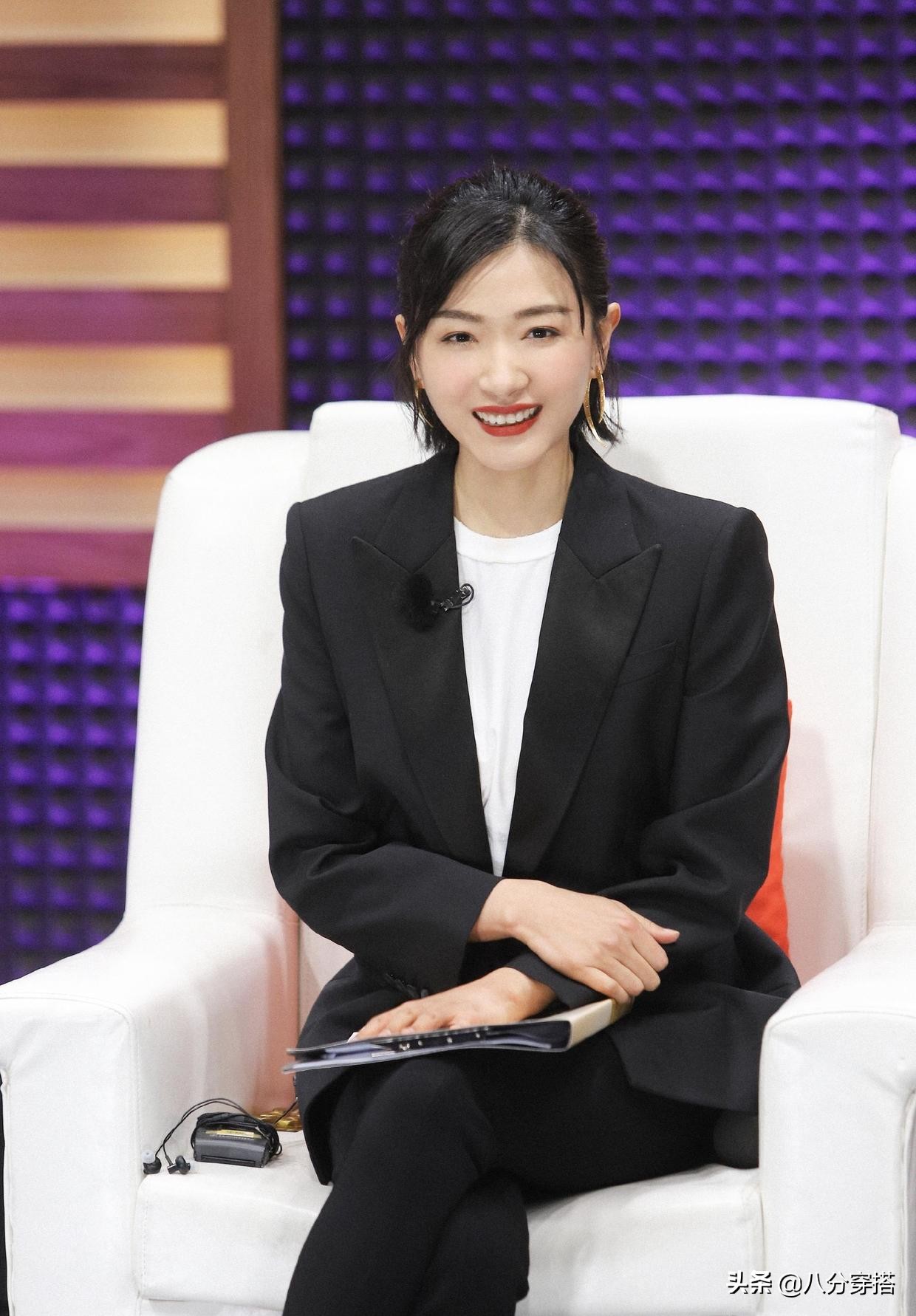 万茜黑色西装搭配图,万茜西装搭配小白鞋