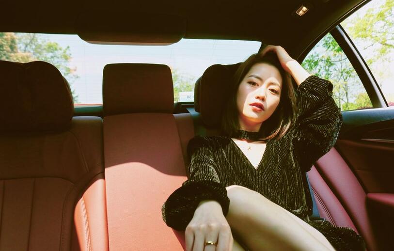 香车美女喜提爱车,香车美女提车