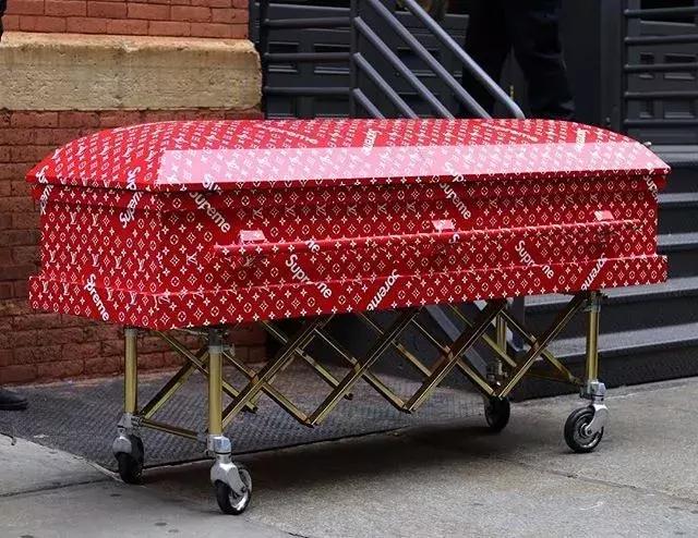 1万块的CHANEL篮球,2万块的LV排球,原来买包才是最便宜的开销