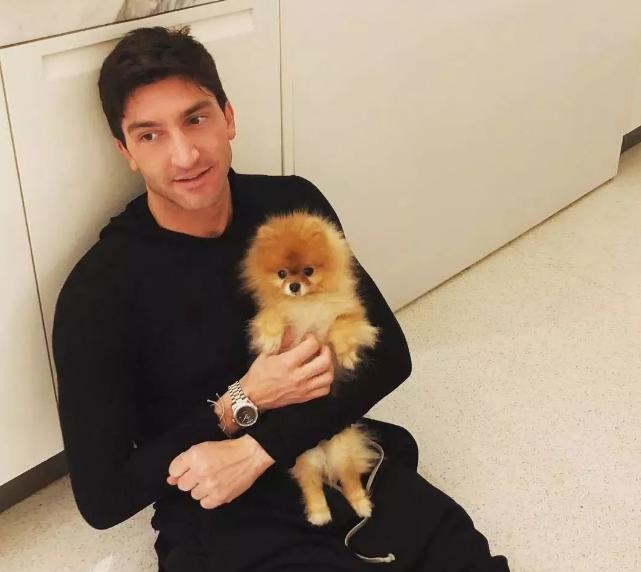 71岁百亿富翁,280亿富婆长得像17岁女孩