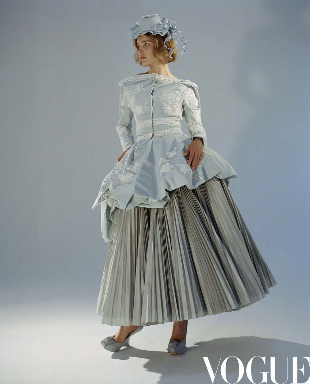 LV太子妃罕见翻车！小西装配黑裙全身迪奥上顶级女刊，妆容好老气