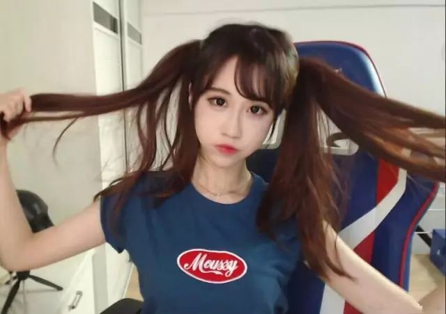 斗鱼神豪帆爷退鱼,斗鱼神豪刷20万挽留一姐