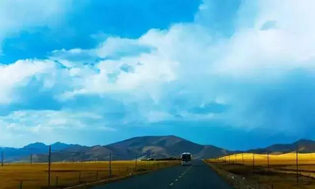 带您探索神秘大西北,一湖倒影一湖诗,半湖金色半湖