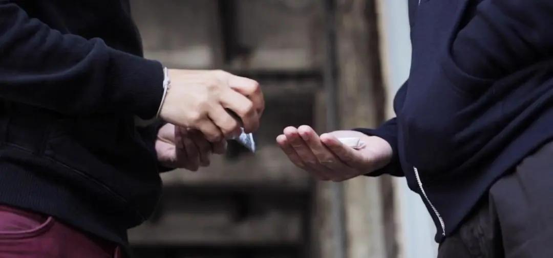 为100块带工费，陷入牢狱之灾，*品毒**莫沾！