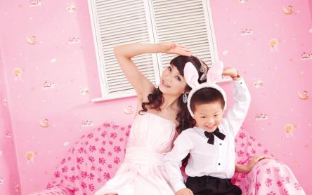 男孩不慎触电奶奶狂奔救孙子,小孩误吞玻璃球视频