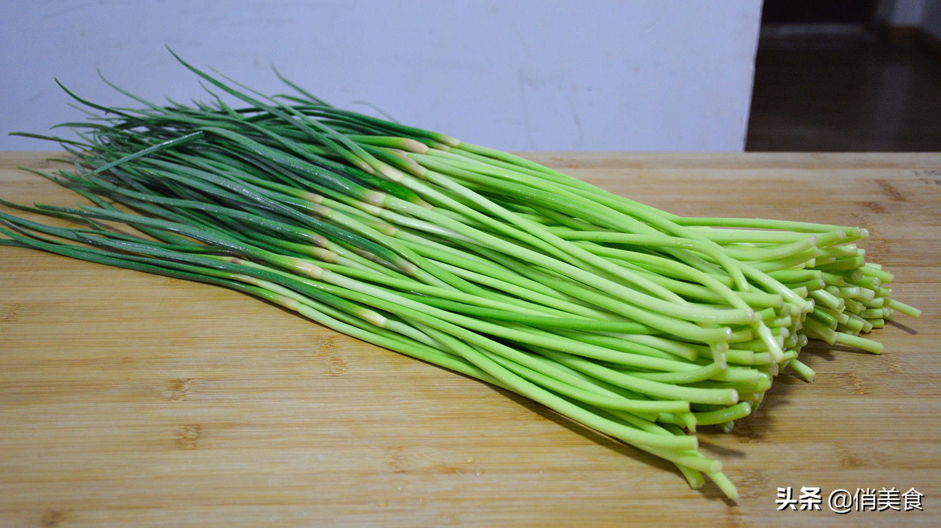 简单好吃的腌蒜苔,农村奶奶腌制蒜苔的家常做法