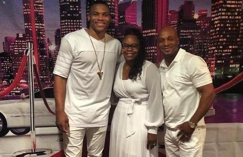 基因突变?比父母高出一个头!博班比父亲高49cm,书豪爸妈1米68